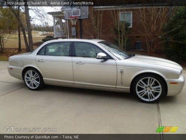 2009 Jaguar XJ Super V8 in Astral Gold