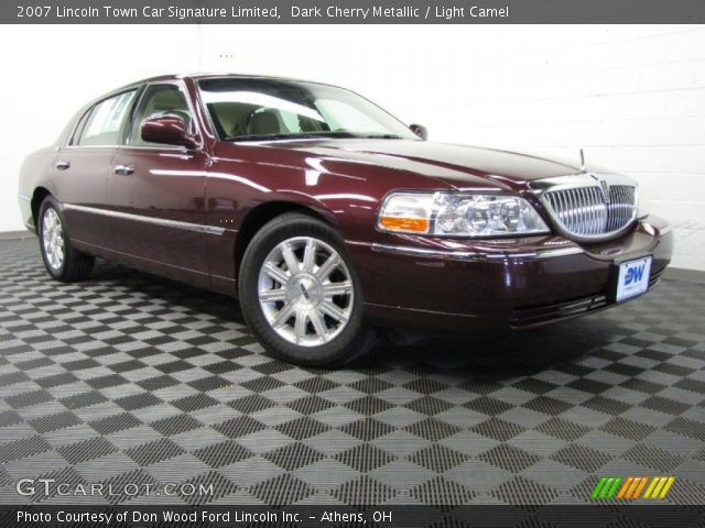 2007 Lincoln Town Car Signature Limited in Dark Cherry Metallic
