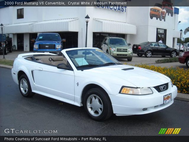 2000 Ford Mustang V6 Convertible in Crystal White