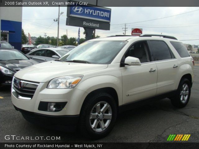 2008 Saturn Outlook XR in Cream White