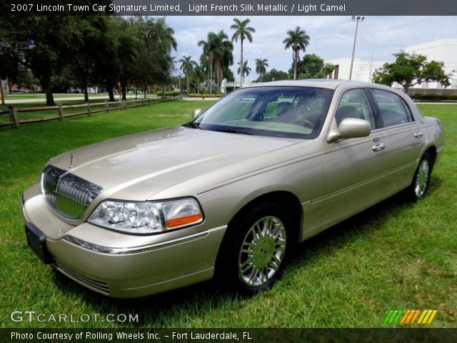 2007 Lincoln Town Car Signature Limited in Light French Silk Metallic
