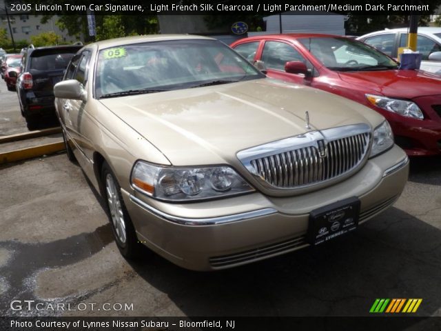 2005 Lincoln Town Car Signature in Light French Silk Clearcoat