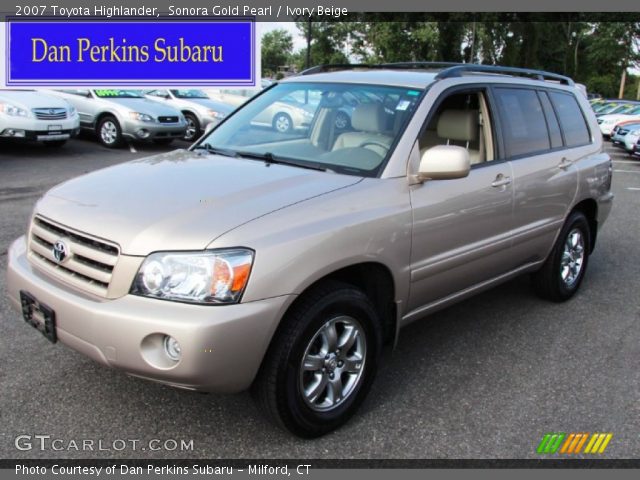 2007 Toyota Highlander  in Sonora Gold Pearl