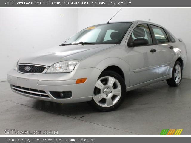 2005 Ford Focus ZX4 SES Sedan in CD Silver Metallic