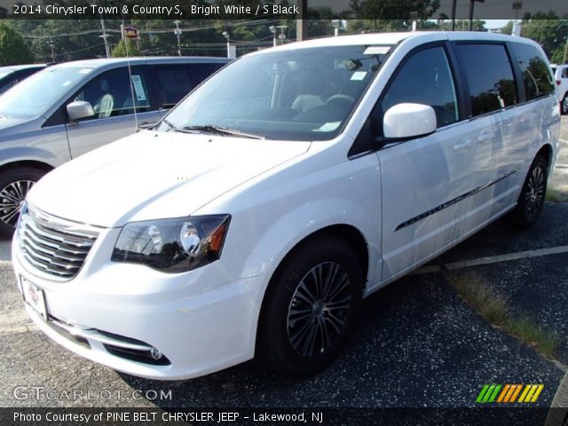 2014 Chrysler Town & Country S in Bright White