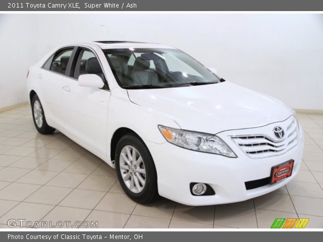 2011 Toyota Camry XLE in Super White
