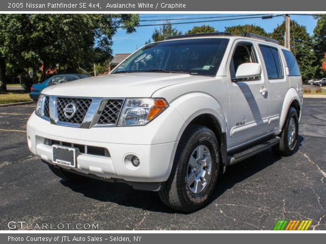 2005 Nissan Pathfinder SE 4x4 in Avalanche White