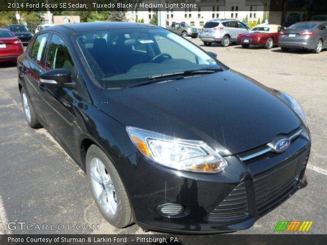 2014 Ford Focus SE Sedan in Tuxedo Black