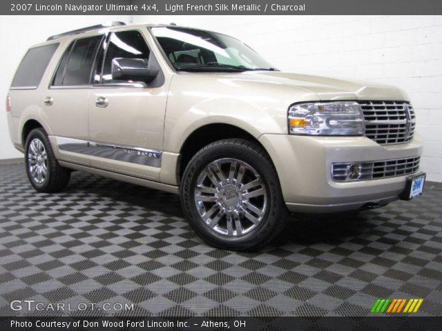 2007 Lincoln Navigator Ultimate 4x4 in Light French Silk Metallic