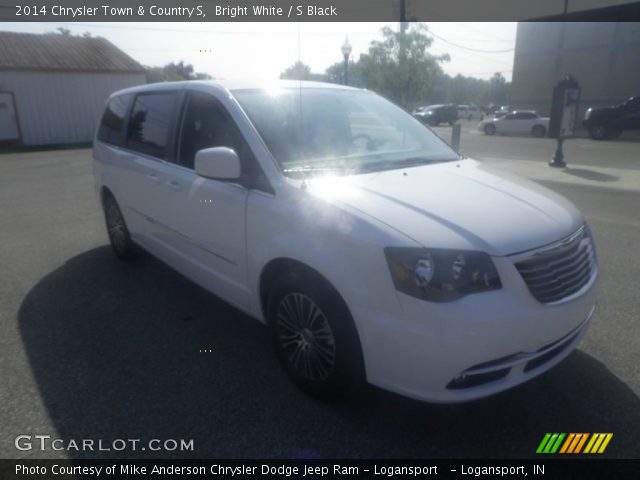 2014 Chrysler Town & Country S in Bright White