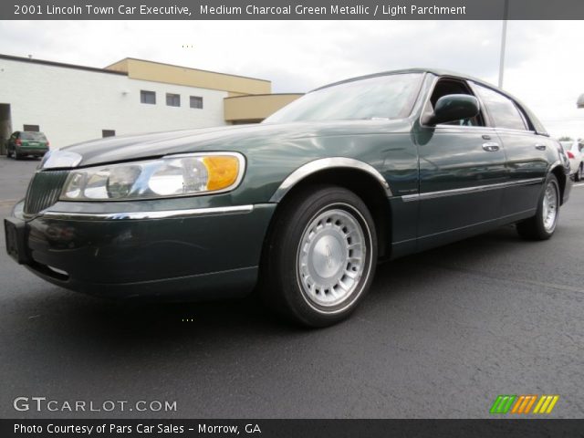 2001 Lincoln Town Car Executive in Medium Charcoal Green Metallic