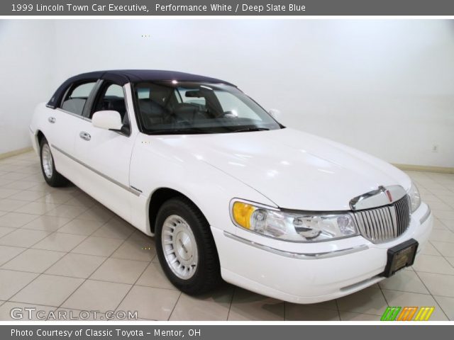 1999 Lincoln Town Car Executive in Performance White