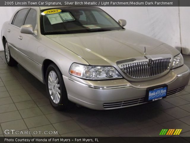 2005 Lincoln Town Car Signature in Silver Birch Metallic