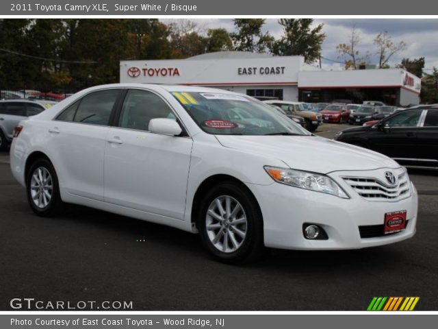 2011 Toyota Camry XLE in Super White
