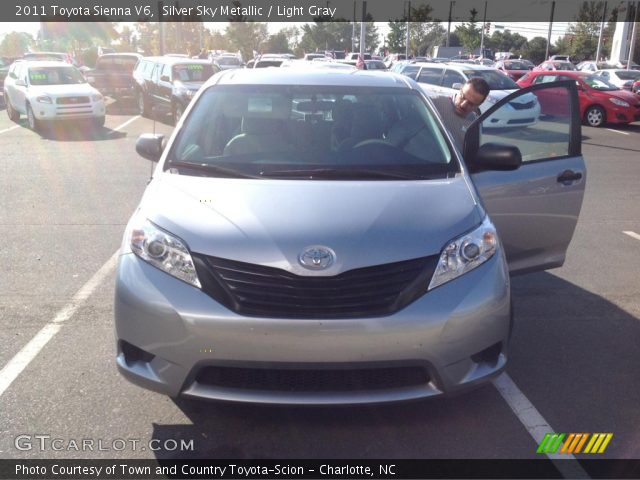 2011 Toyota Sienna V6 in Silver Sky Metallic