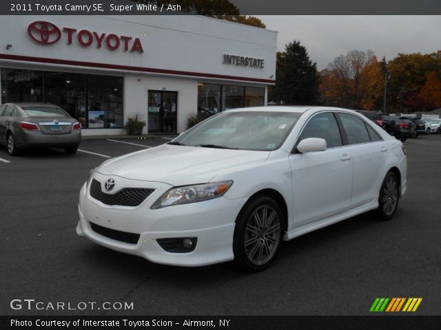 2011 Toyota Camry SE in Super White