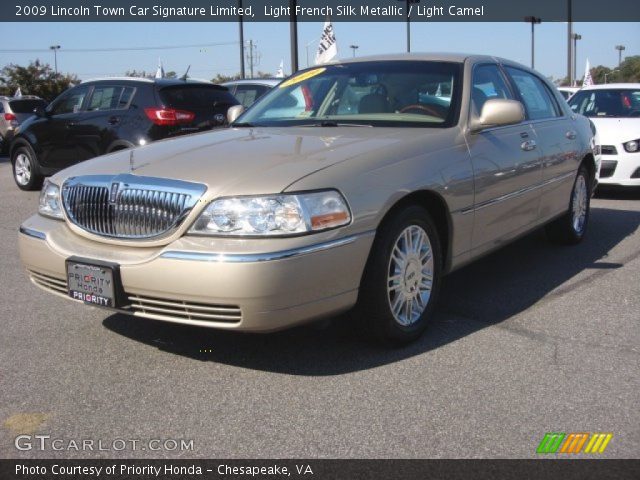 2009 Lincoln Town Car Signature Limited in Light French Silk Metallic