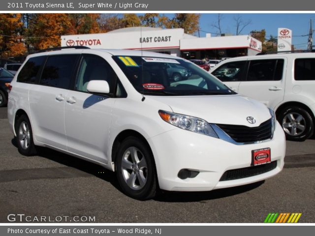 2011 Toyota Sienna LE in Super White