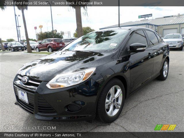 2014 Ford Focus SE Sedan in Tuxedo Black