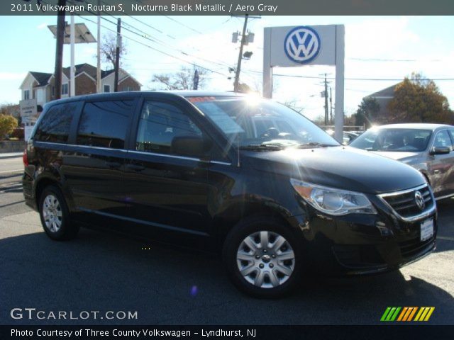 2011 Volkswagen Routan S in Nocturne Black Metallic