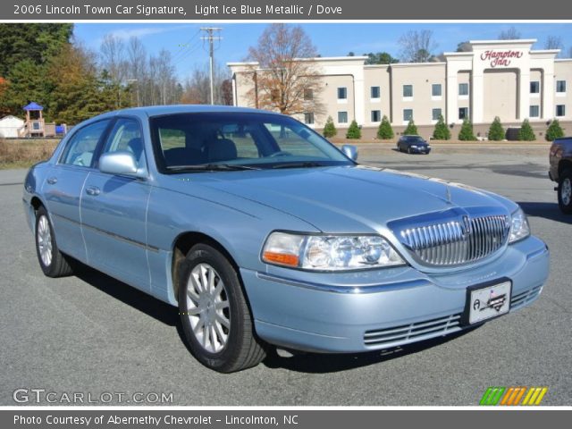 2006 Lincoln Town Car Signature in Light Ice Blue Metallic