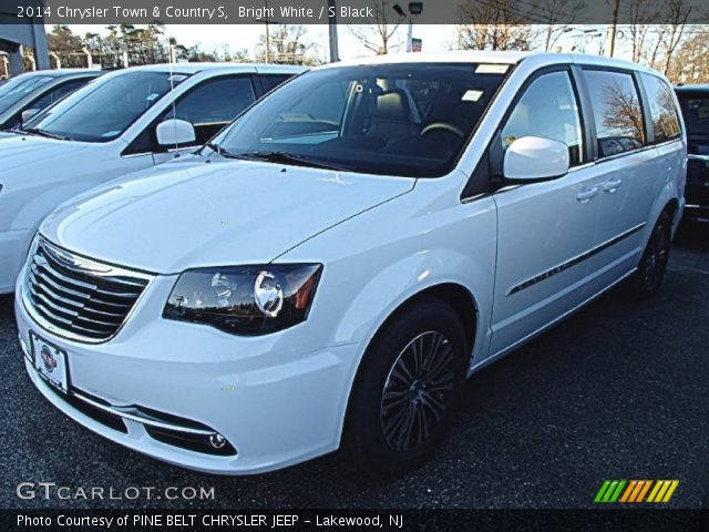 2014 Chrysler Town & Country S in Bright White