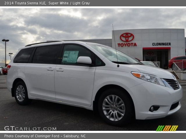 2014 Toyota Sienna XLE in Super White