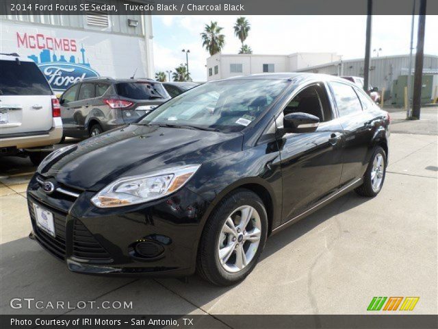 2014 Ford Focus SE Sedan in Tuxedo Black