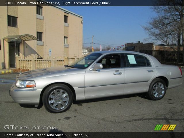 2003 Lincoln Town Car Signature in Light Parchment Gold