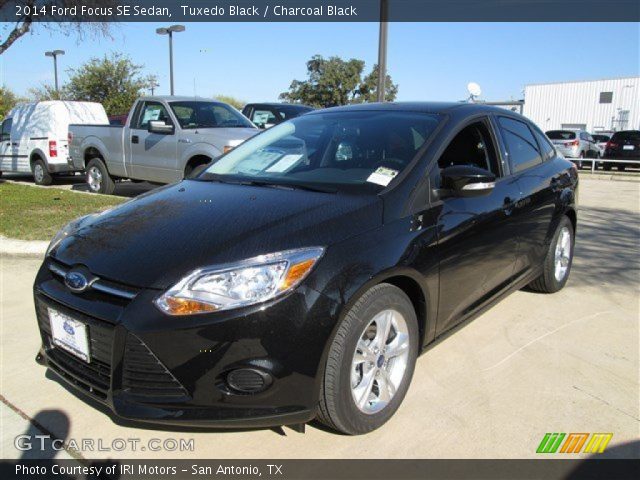 2014 Ford Focus SE Sedan in Tuxedo Black