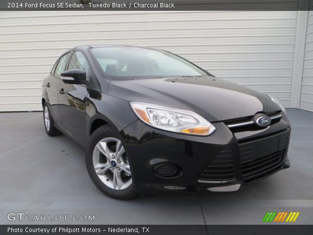 2014 Ford Focus SE Sedan in Tuxedo Black
