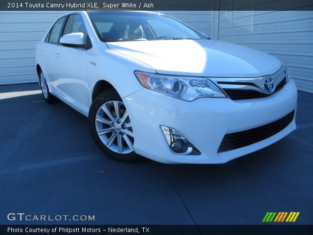 2014 Toyota Camry Hybrid XLE in Super White