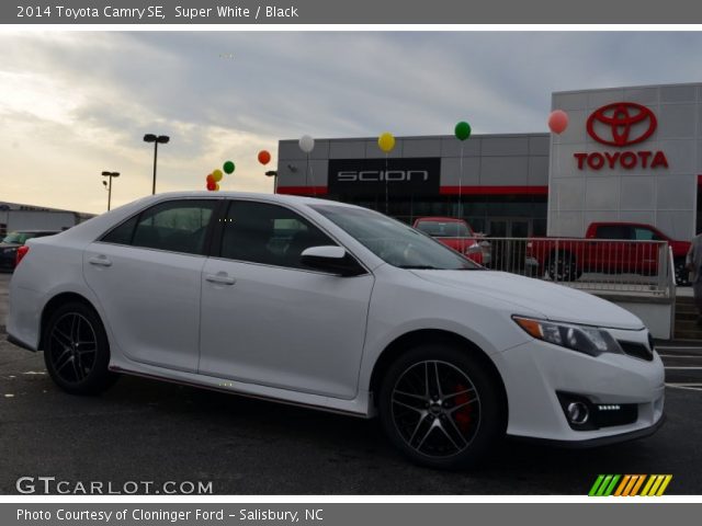 2014 Toyota Camry SE in Super White