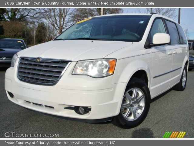2009 Chrysler Town & Country Touring in Stone White
