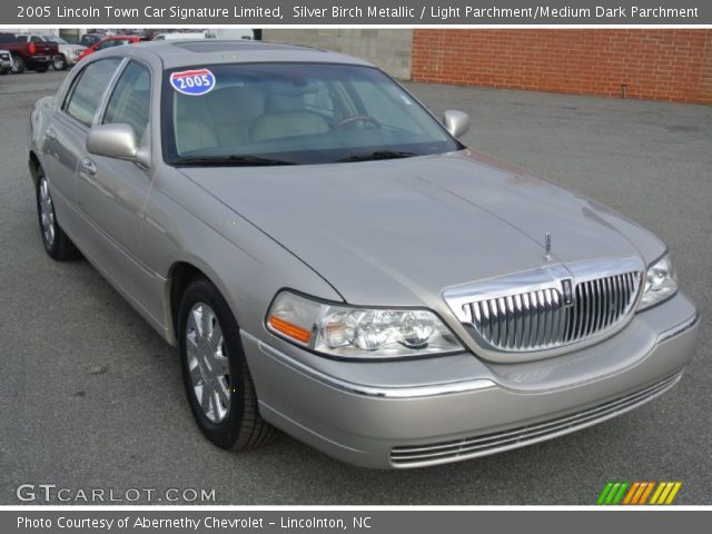 2005 Lincoln Town Car Signature Limited in Silver Birch Metallic
