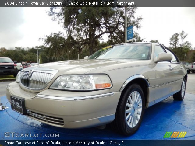 2004 Lincoln Town Car Signature in Pueblo Gold Metallic