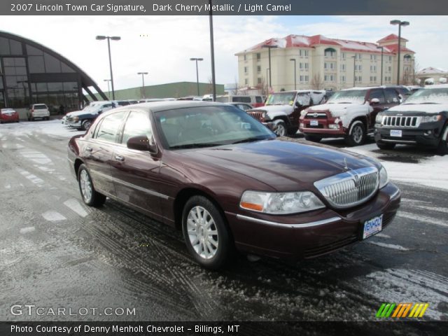 2007 Lincoln Town Car Signature in Dark Cherry Metallic
