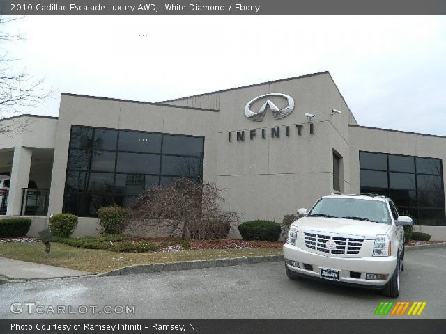 2010 Cadillac Escalade Luxury AWD in White Diamond