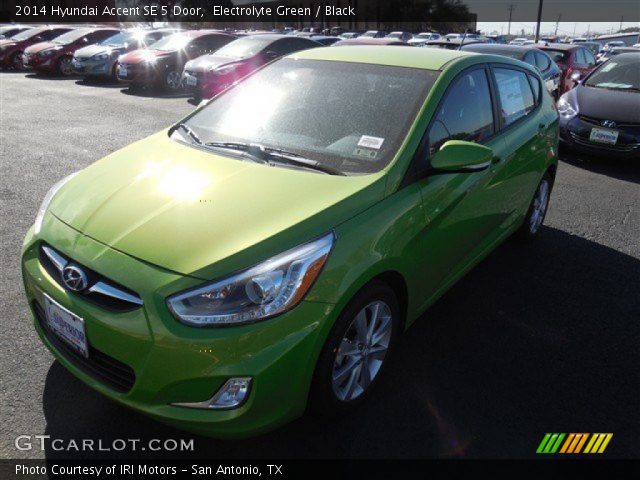 2014 Hyundai Accent SE 5 Door in Electrolyte Green