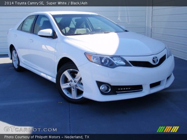 2014 Toyota Camry SE in Super White
