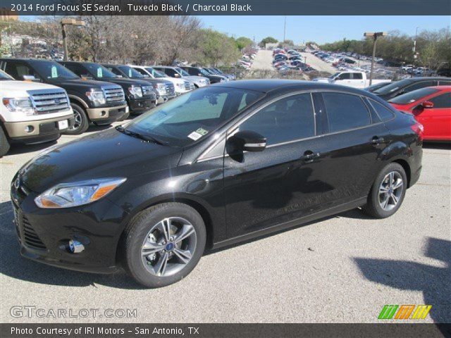 2014 Ford Focus SE Sedan in Tuxedo Black