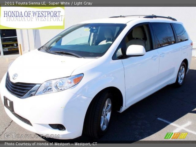2011 Toyota Sienna LE in Super White