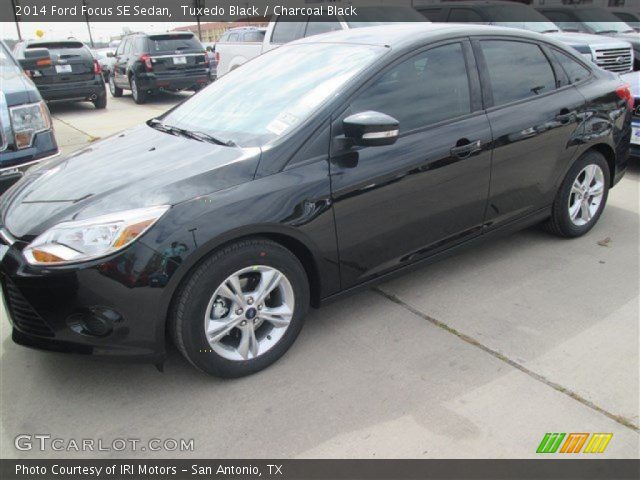 2014 Ford Focus SE Sedan in Tuxedo Black