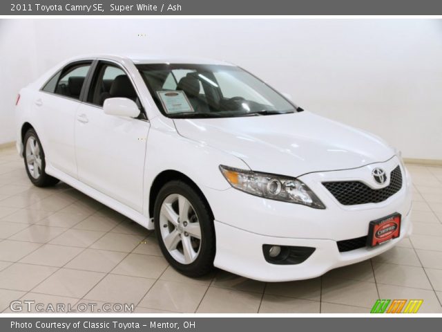 2011 Toyota Camry SE in Super White
