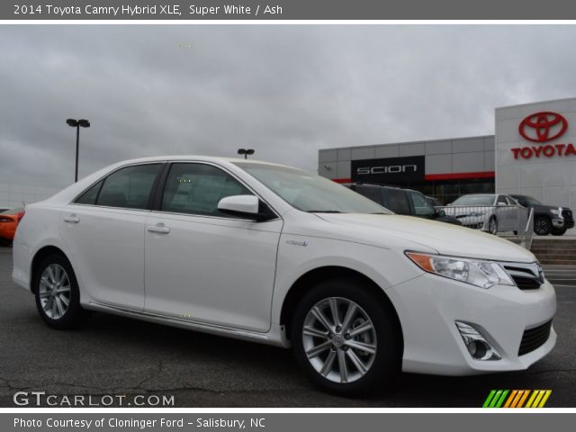 2014 Toyota Camry Hybrid XLE in Super White