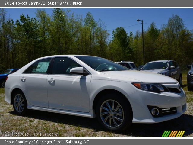 2014 Toyota Camry SE in Super White