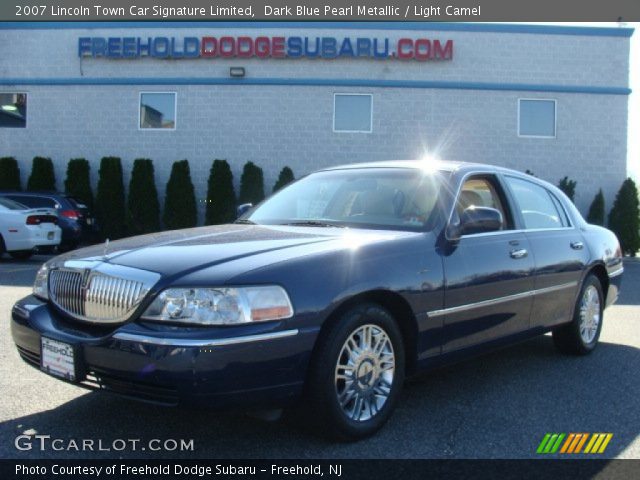 2007 Lincoln Town Car Signature Limited in Dark Blue Pearl Metallic