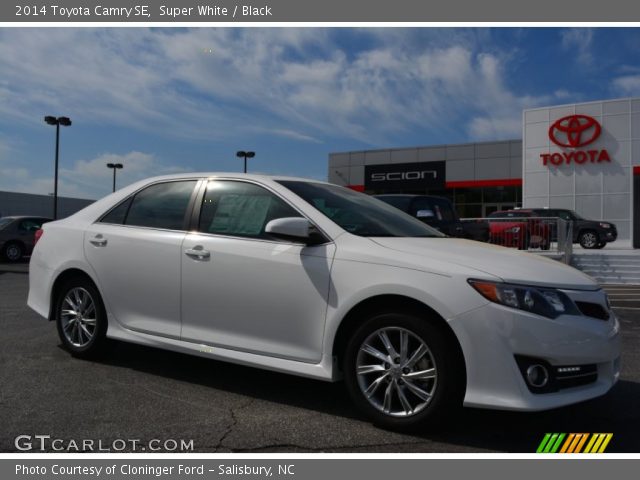 2014 Toyota Camry SE in Super White