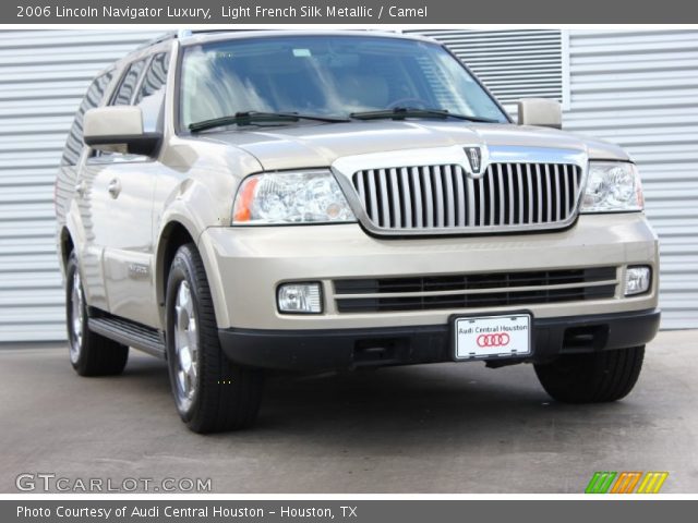 2006 Lincoln Navigator Luxury in Light French Silk Metallic