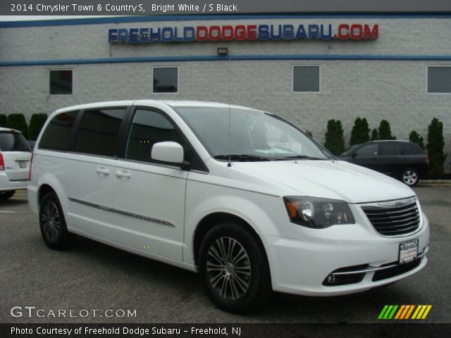 2014 Chrysler Town & Country S in Bright White